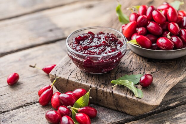 Zelfgemaakte kornoelje cornel jam in glazen pot