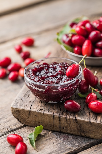 Zelfgemaakte kornoelje cornel jam in glazen pot