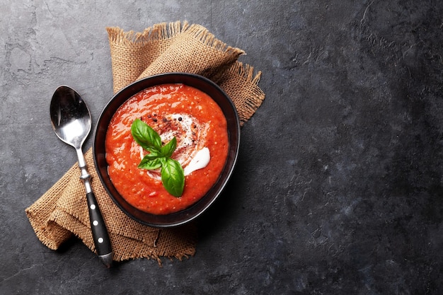 Zelfgemaakte koude gazpacho-soep