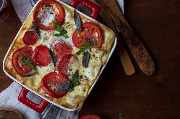 Zelfgemaakte lasagne bolognese in keramische vorm op houten