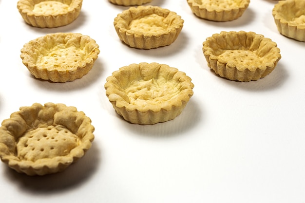 Zelfgemaakte lege tartlets op witte achtergrond isolated