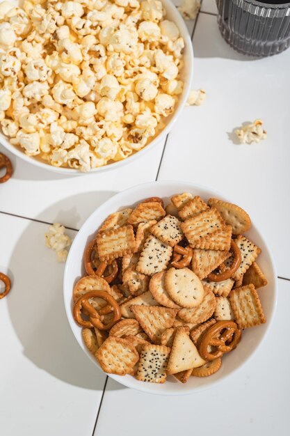 Zelfgemaakte lekkernijen fastfood een kom met popcorncrackers en koekjes op een witte tafel