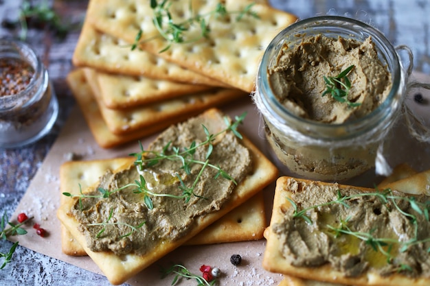 Zelfgemaakte leverpastei. Heerlijke huisgemaakte paté met specerijen en kruiden. Keto-dieet. Gezond eten. Selectieve aandacht.