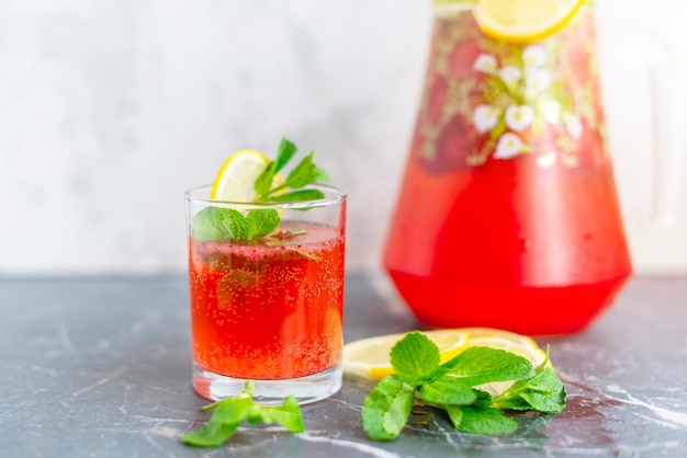 Zelfgemaakte limonade met aardbeien, munt en citroen