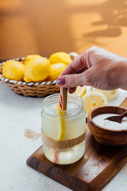 Zelfgemaakte limonade met suiker.