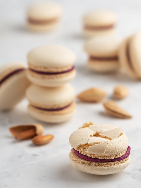 Zelfgemaakte macarons met bessenvulling