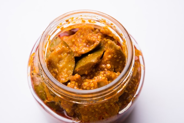 Zelfgemaakte Mango Pickle of Aam ka Achar of Kairi Loncha in een kom, selectieve focus