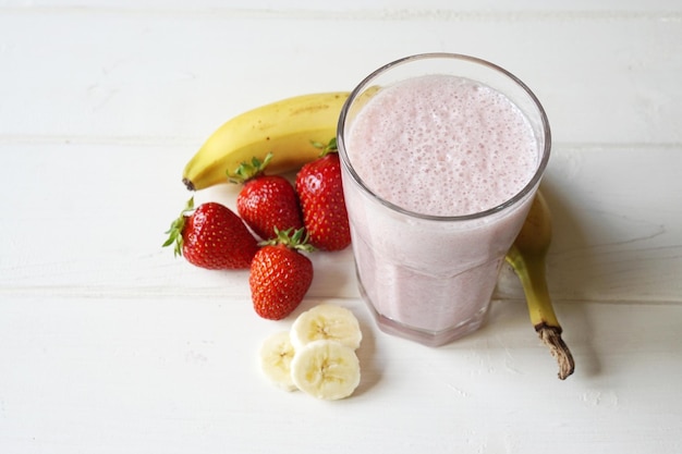 Zelfgemaakte milkshake smoothie met aardbeien en bananen