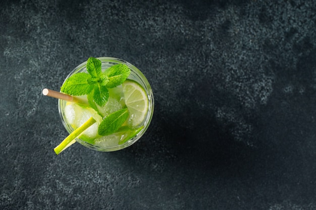 Zelfgemaakte mojito cocktail met limoen