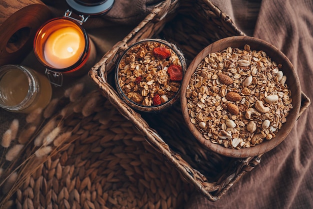 Zelfgemaakte muesli in een houten kom bovenaanzicht