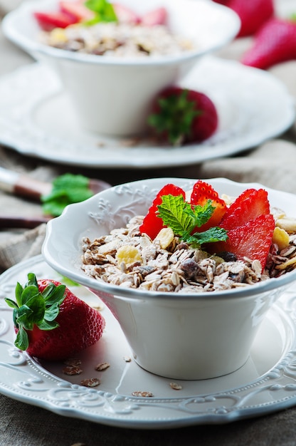 Zelfgemaakte muesli met aardbei en munt