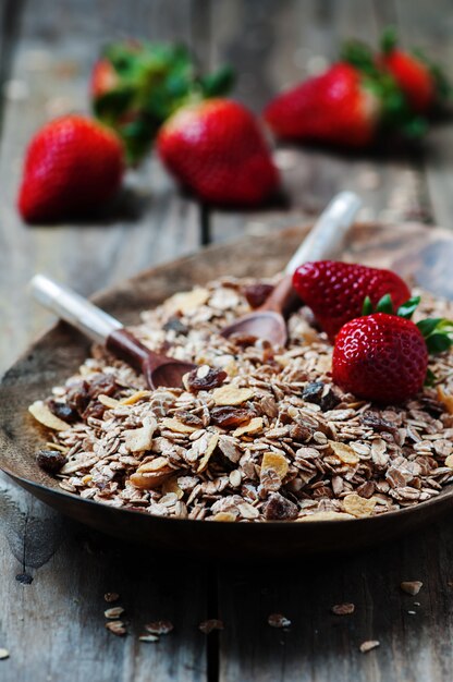 Zelfgemaakte muesli met aardbei op de houten tafel