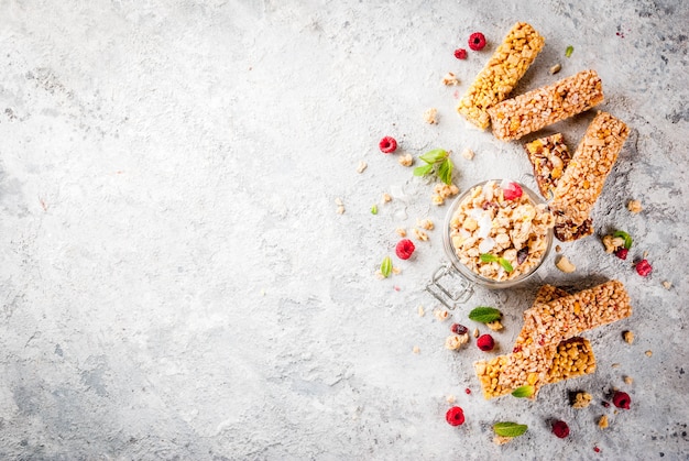 Zelfgemaakte muesli met bessen en munt