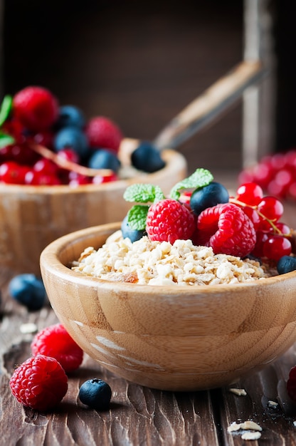 Zelfgemaakte muesli met bessen en munt