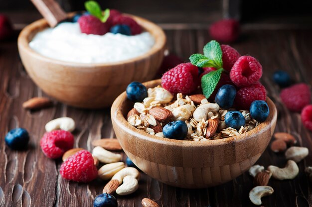 Zelfgemaakte muesli met bessen en noten