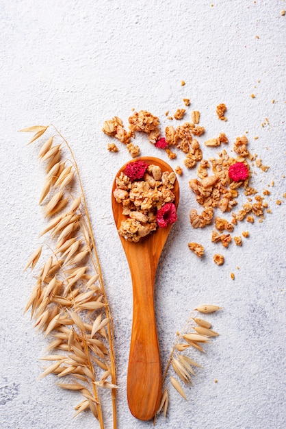 Zelfgemaakte muesli met gedroogde bessen