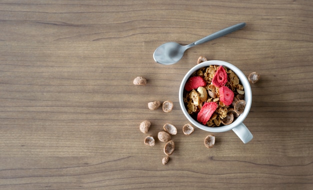 Zelfgemaakte muesli met melk voor het ontbijt op houten tafel. bovenaanzicht