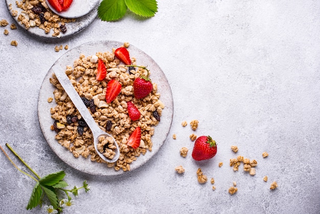 Zelfgemaakte muesli met verse aardbeien