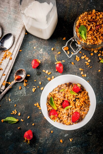 Zelfgemaakte muesli uit mix van granen met met aardbei