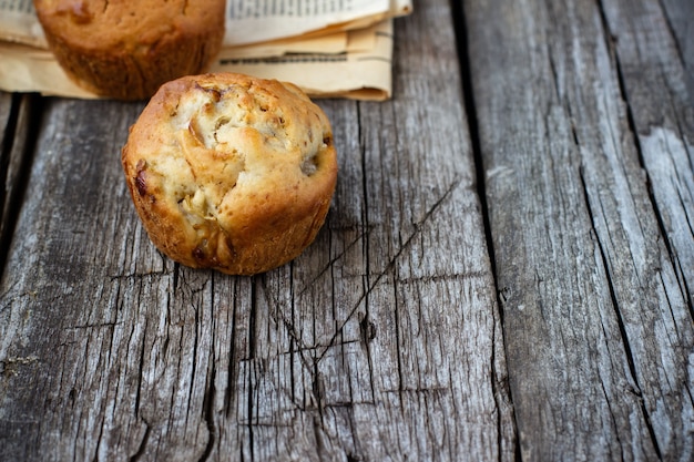 Zelfgemaakte muffins met appel op een houten tafel