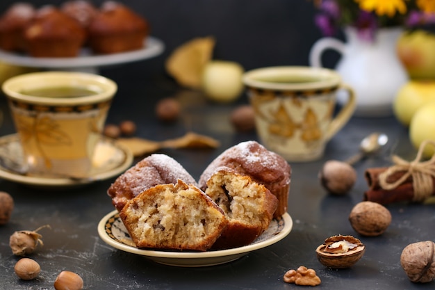 Zelfgemaakte muffins met appels en noten, herfst stilleven