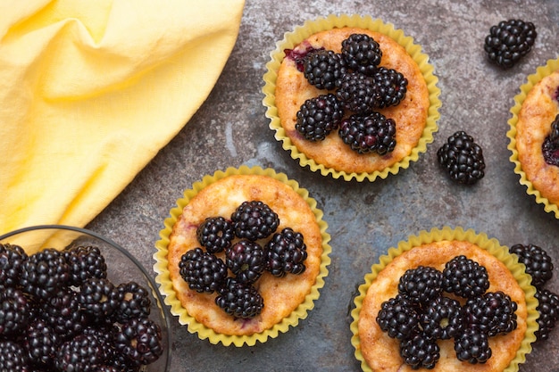 Zelfgemaakte muffins met bramen