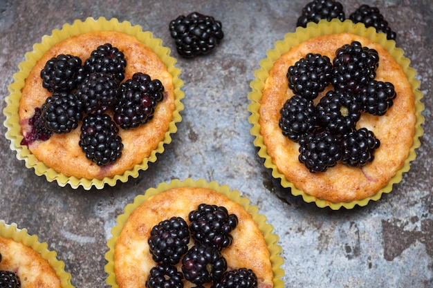 Zelfgemaakte muffins met bramen