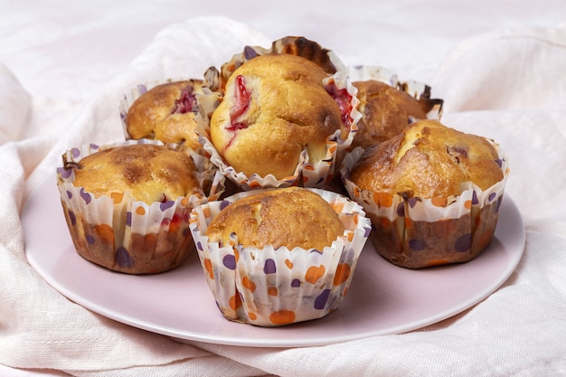 Zelfgemaakte muffins met rode bessen en kersen