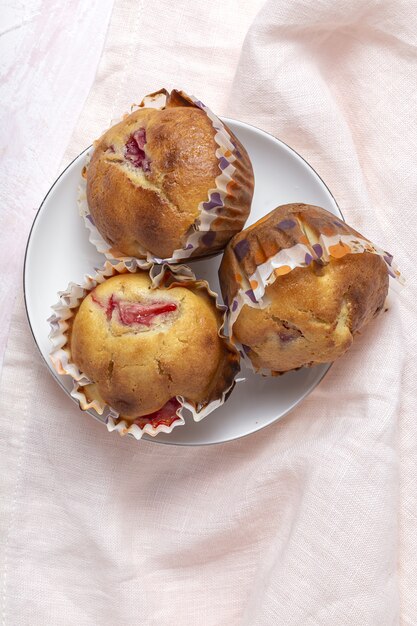 Zelfgemaakte muffins met rode bessen en kersen