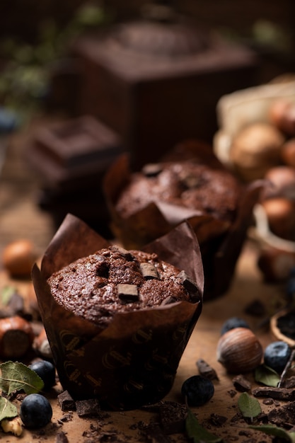 Zelfgemaakte muffins op houten tafel