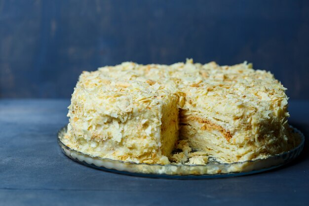 Zelfgemaakte Napoleon cake met room op een grijze achtergrond.