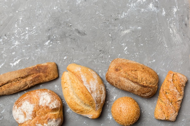 Zelfgemaakte natuurlijke broden Verschillende soorten vers brood als achtergrond bovenaanzicht met kopieerruimte