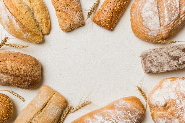 Zelfgemaakte natuurlijke broden Verschillende soorten vers brood als achtergrond bovenaanzicht met kopieerruimte