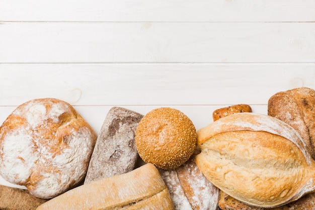 Zelfgemaakte natuurlijke broden Verschillende soorten vers brood als achtergrond bovenaanzicht met kopieerruimte