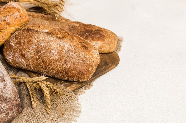 Zelfgemaakte natuurlijke broden Verschillende soorten vers brood als achtergrondperspectief met kopieerruimte