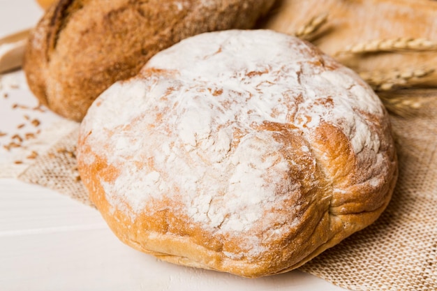 Zelfgemaakte natuurlijke broden Verschillende soorten vers brood als achtergrondperspectief met kopieerruimte