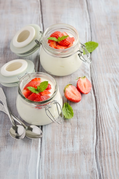 Zelfgemaakte natuurlijke yoghurt met aardbeien en munt