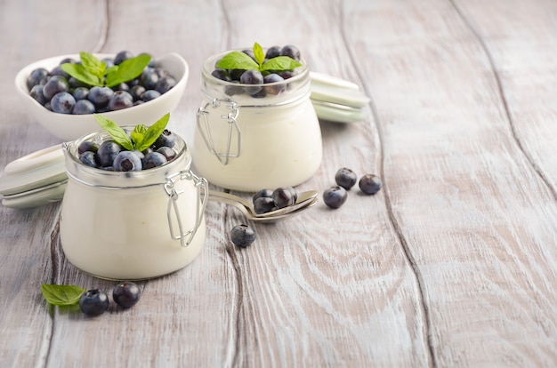 Zelfgemaakte natuurlijke yoghurt met bosbessen en munt.