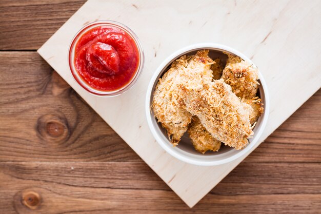 Zelfgemaakte nuggets in een kom