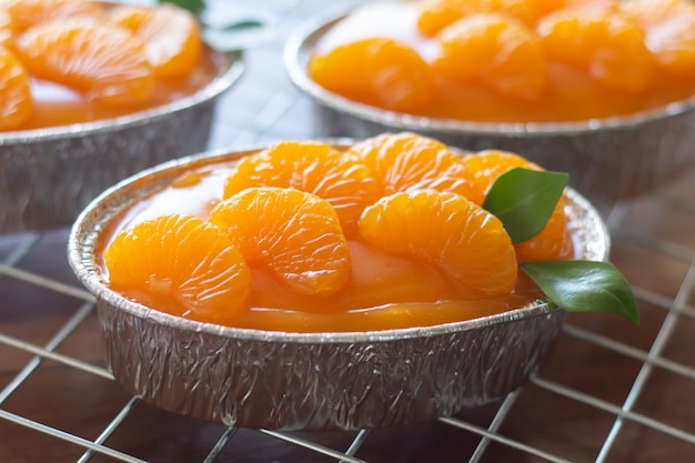 Zelfgemaakte oranje cake op houten vintage tafel