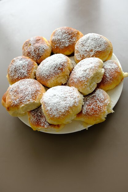 Zelfgemaakte ouderwetse appel dumplings of taarten op een witte plaat en bruine achtergrond Baked