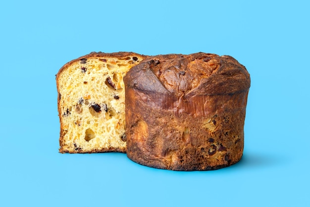 Zelfgemaakte panettone geïsoleerd op een blauwe achtergrond Gesneden panettone