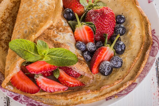 Zelfgemaakte pannenkoeken met bessen en aardbeien