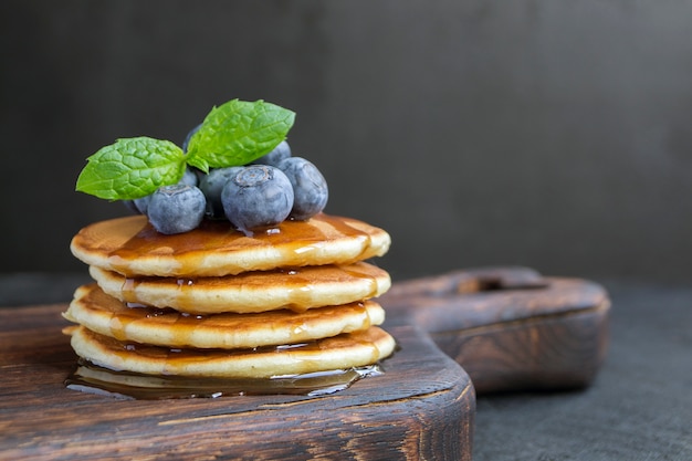 Zelfgemaakte pannenkoeken met karamel siroop.