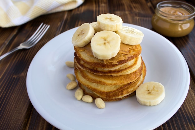 Zelfgemaakte pannenkoeken met pindapasta en banaan