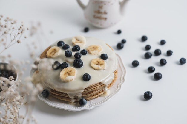 Zelfgemaakte pannenkoeken met verse bosbessen en banaan