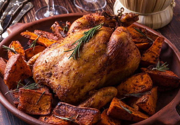 Zelfgemaakte Paprika en Herb Whole Chicken met kruiden Zoete Aardappel.