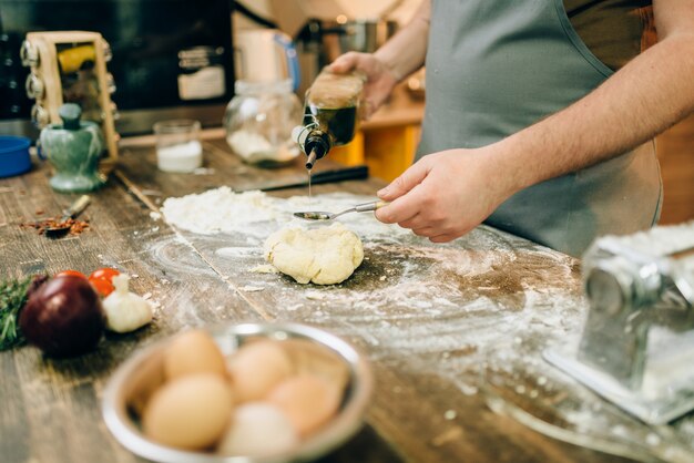 Zelfgemaakte pasta koken, deegbereiding op tafel