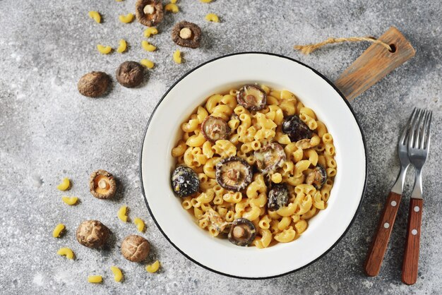 Zelfgemaakte pasta met kaas en gedroogde champignons