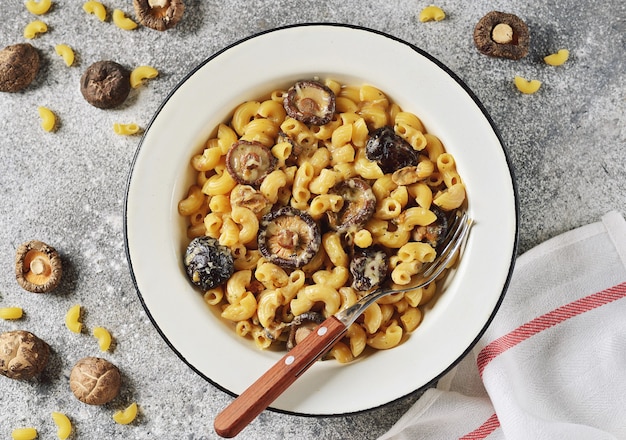 Zelfgemaakte pasta met kaas en gedroogde champignons